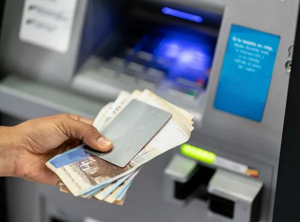 Lo que debe hacer si le sale un billete roto o falso de un cajero