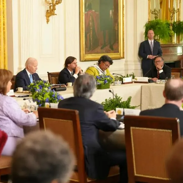 El presidente Joe Biden (centro) y el presidente Gustavo Petro (derecha), en reunión en la Casa Blanca.