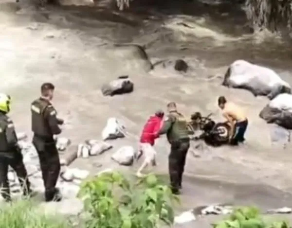 Robaron una moto, la desvalijaron y escondieron en un río de Ibagué