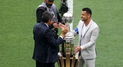 Jorge Bermúdez robó pantalla en final de Copa Libertadores para mostrar trofeo a hinchas.