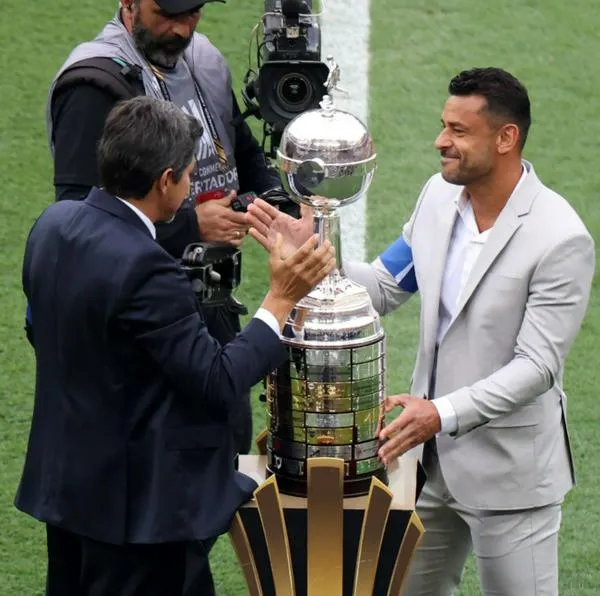 Jorge Bermúdez robó pantalla en final de Copa Libertadores para mostrar trofeo a hinchas.