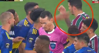Frank Fabra dejó a Boca Juniors con 10 hombres por cachetada (infantil) a rival