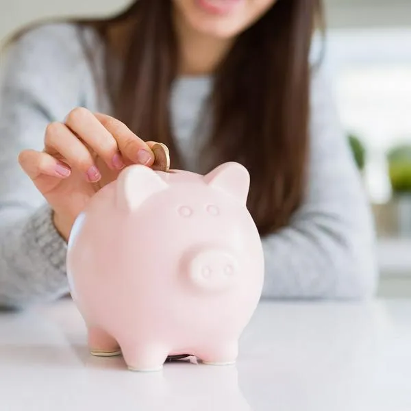 Mujer ahorrando, en nota sobre que estarían en riesgo ahorros de jóvenes