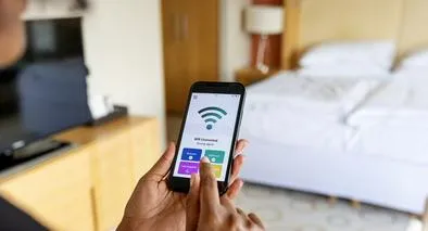Persona conectándose a Internet, en nota sobre cuánto hay que trabajar para pagar factura