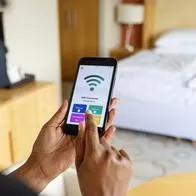 Persona conectándose a Internet, en nota sobre cuánto hay que trabajar para pagar factura