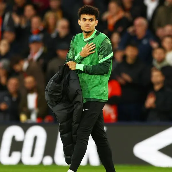 Luis Díaz regresó al banco de Liverpool y lució con mirada perdida: foto y cómo estaba.