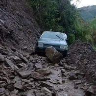 Noticias en Caldas hoy, 6 de noviembre: advierten a conductores sobre peligrosa vía, donde a un carro le cayeron varias rocas por lluvias.