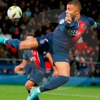 Kylian Mbappé, del PSG, que juega hoy contra el Milan por Champions League y busca clasificarse a octavos de final.