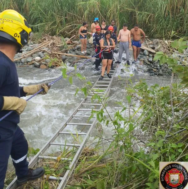 Grupo de bañistas rescatado del río Pance, ante creciente súbita