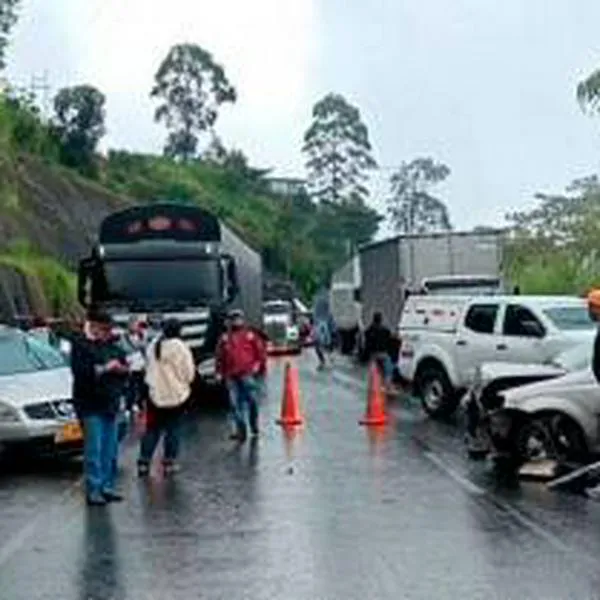 Revelan identidad de los 2 hombres que murieron en acciendente de camión sin frenos en el Alto de La Línea, en la vía Cajamarca-Calarcá.