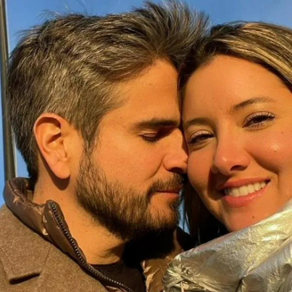 El presentador Daniel Arenas comparte tierno momento con su novia, Daniella Álvarez.