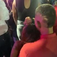 Mujer abrazada por un hombre cantó a todo pulmón tema infiel de Nelson Velásquez.