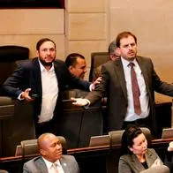Aprueban 10 artículos de reforma a la salud y suspenden sesión, en medio de duro agarrón, por falta de quórum.