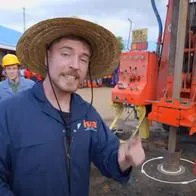 MrBeast en Kenia, donde construyó uno de los 100 pozos de agua potable para comunidades.