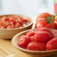 ¿Por qué debería pelar los tomates de guiso antes de consumirlos?