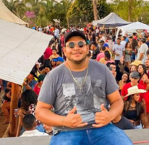 Cantante habría muerto por mordedura de insecto en la cara en la noche de Halloween.