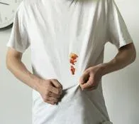 Cómo quitar las manchas de salsa de tomate en la ropa fácil y rápido: trucos infalibles con ingredientes que muy seguramente tiene en su cocina.