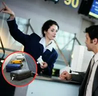 Personal de una aerolínea hablando con un cliente y dándole indicaciones. De fondo la banda de un aeropuerto con varias maletas . Atento: esto deberían pagarle si se pierde o se retrasa su equipaje en un aeropuerto