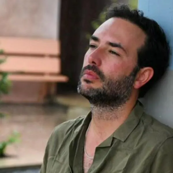 El actor Sebastián Martínez compartió con sus seguidores los cuidados que tiene con su piel debido a una enfermedad que padece, la rosácea. 