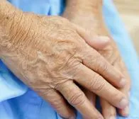 Adulto mayor con bata de hospital. En relación con heridos en robo.
