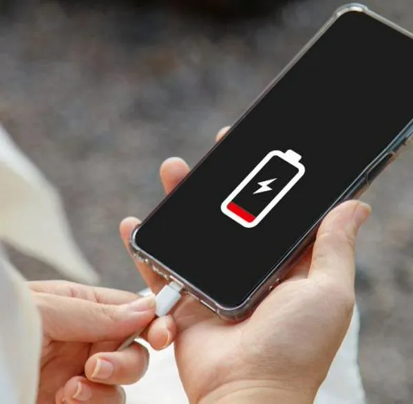 En TikTok dieron a conocer un truco para que la batería del celular dure mucho más tiempo y no se descargue tan rápido el celular. Seguidores lo avalan.