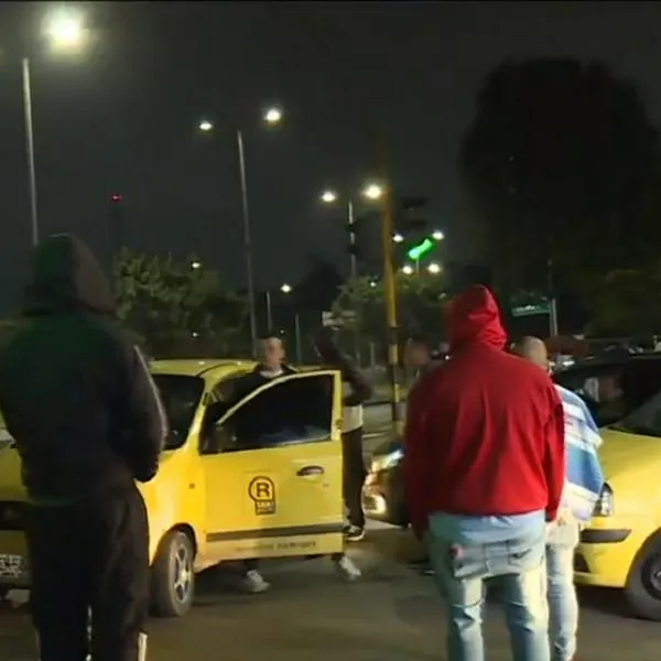Imagen ilustrativa de un bloqueo de taxistas como el que volvió a ocurrir en Bogotá la madrugada del jueves 9 de noviembre.