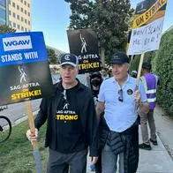 Bob Odenkirk y Bryan Cranston, actores de la serie Breaking Bad, durante la huelga de actores de Hollywood.