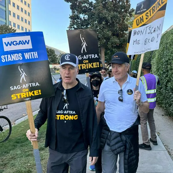 Bob Odenkirk y Bryan Cranston, actores de la serie Breaking Bad, durante la huelga de actores de Hollywood.