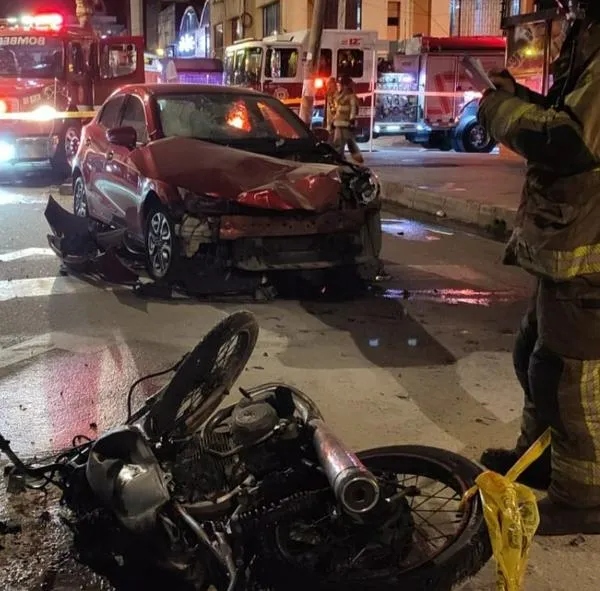 Grave accidente de tránsito en Bogotá. Un choque entre carro y motocicleta terminó en un incendio y una calle tuvo que ser cerrada. 