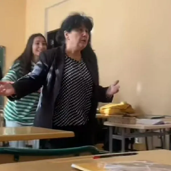 Alumnos armaron falsa pelea en el salón para darle sorpresa de cumpleaños a su profesora.
