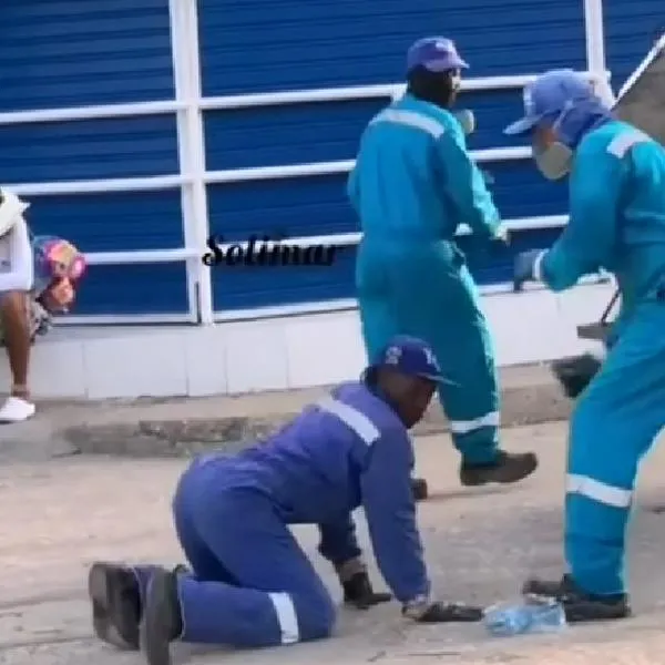 [Video] Operarios de aseo hicieron pausa activa botando los pasos prohibidos de champeta.