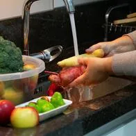 Esto pasa si no se lavan las frutas y verduras antes de pelarlas: ¿siempre hay que hacerlo