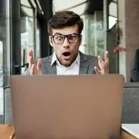 Foto de persona sorprendida frente a computadora, en nota de que Colpensiones sorprendió con dato sobre millonaria licitación que causó sospechas.