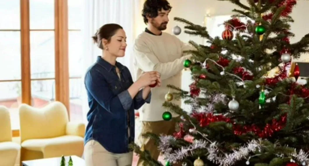 Cómo decorar un árbol de Navidad pequeño y tener éxito