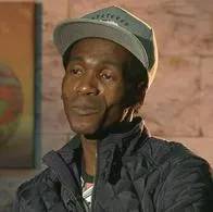 Así es el costoso y lujoso 'outfit' de Lucumí, humorista de 'Sábados felices', de Caracol Televisión: supera los 2 millones y tiene gorra enchapada en oro.