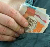 Salario mínimo 2024: ¿Cuál es el piso y el techo de la negociación según MinHacienda?