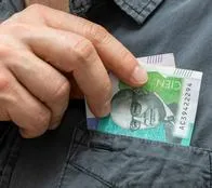 Qué significa encontrar un billete en una prenda que no usaba hace mucho tiempo: interpretaciones simbólicas y señales de este curioso hallazgo.
