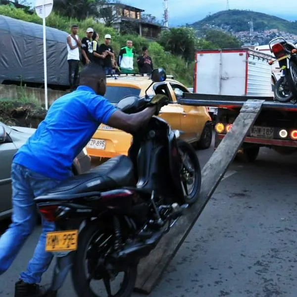 ¿Lo pueden multar por tener calcomanías en su moto? Aquí le contamos