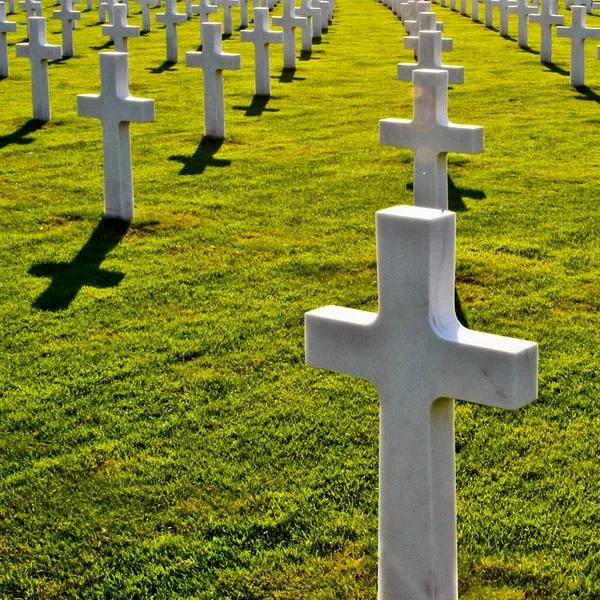 Mujer obtuvo como herencia un cementerio y decidió sorprender a familiares de difuntos