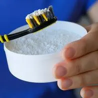 Cepillarse los dientes con bicarbonato ayuda al blanqueamiento, pero no  reemplaza la crema ni es tan eficaz como otros productos.