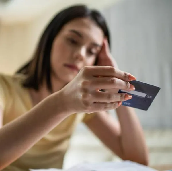 Mujer con tarjeta. Me pueden embargar mis cuentas bancarias por una deudas, esto dice la ley 