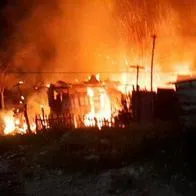 Mujer celosa prendió fuego a un colchón y causó incendio que afectó a tres casas