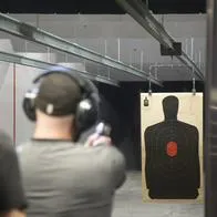 Por ‘chicanear’ su pistola, hombre terminó disparándose en la cabeza y murió: video sensible.