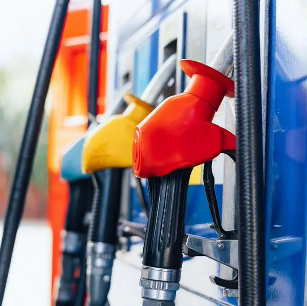 Precio de la gasolina subirá hasta febrero de 2024, según ministro de Hacienda