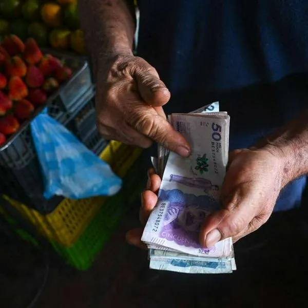 Foto de dinero colombiano, en nota de cuánto subiría salario mínimo de 2024 en Colombia, según pista de Minhacienda