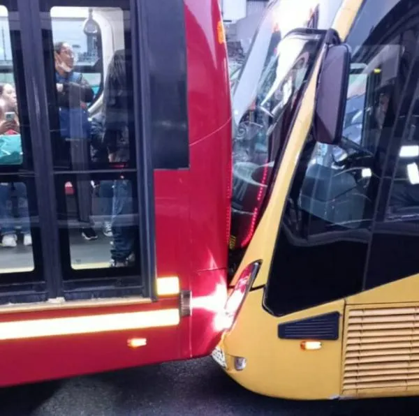 Un choque de dos buses de Transmilenio produjo el caos en la movilidad en Usme, en el sur de Bogotá, donde no hay paso de las flotas. 