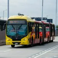 Transmilenio inició operaciones en diciembre del 2000, pertenece a una sociedad entre la Alcaldía de Bogotá y algunas de sus entidades.