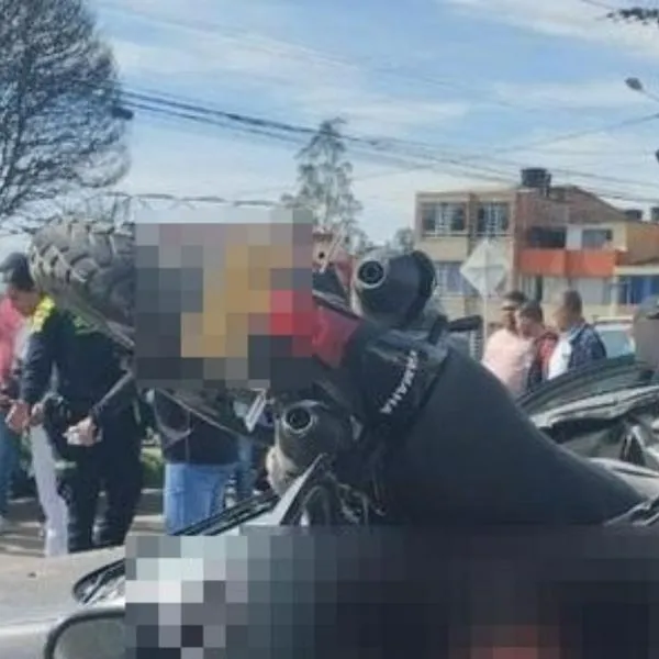 Dos muertos dejó trágico accidente de tránsito en Chiquinquirá, Boyacá. Una motocicleta quedó incrustada dentro de un carro. 