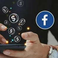 Persona monetizando a través de su celular y de fondo una imagen del logo de Facebook