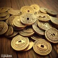 Estas monedas a menudo tienen un agujero cuadrado en el centro. Según la tradición china y el feng shui, se dice que atraen la prosperidad y buena fortuna.